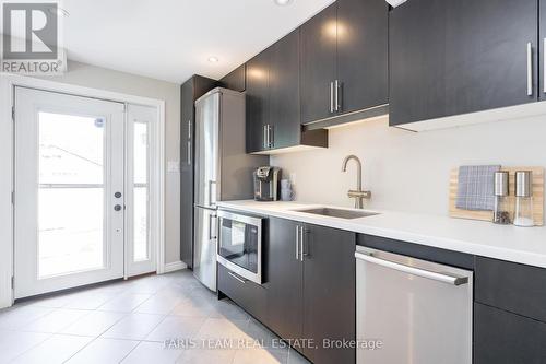 21 Duval Drive, Barrie, ON - Indoor Photo Showing Kitchen With Upgraded Kitchen