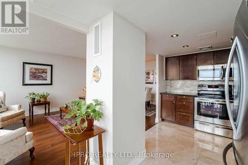 2010 - 350 Webb Drive, Mississauga, ON - Indoor Photo Showing Kitchen