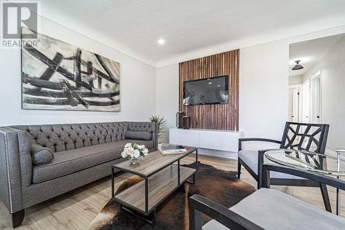 15 Greenwood Street, Hamilton, ON - Indoor Photo Showing Living Room