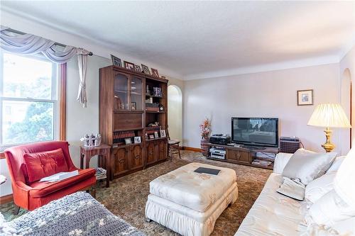 5473 Hillsdale Avenue, Niagara Falls, ON - Indoor Photo Showing Living Room