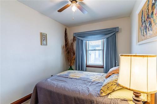 5473 Hillsdale Avenue, Niagara Falls, ON - Indoor Photo Showing Bedroom