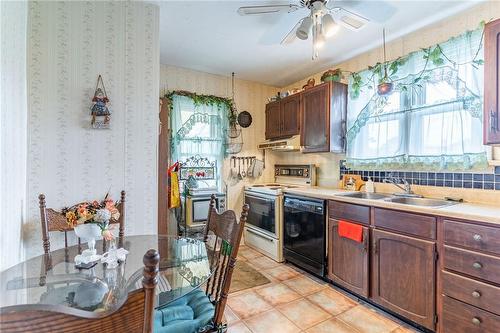 5473 Hillsdale Avenue, Niagara Falls, ON - Indoor Photo Showing Kitchen With Double Sink