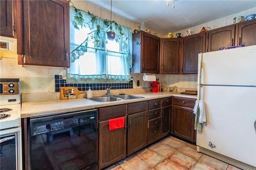 5473 Hillsdale Avenue, Niagara Falls, ON - Indoor Photo Showing Kitchen With Double Sink