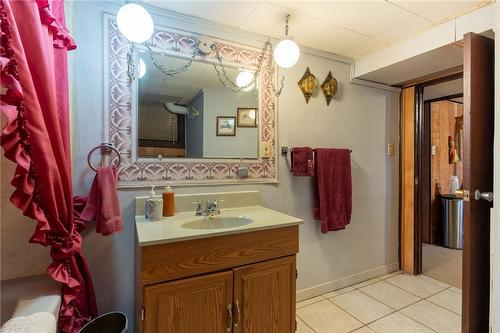 5473 Hillsdale Avenue, Niagara Falls, ON - Indoor Photo Showing Bathroom