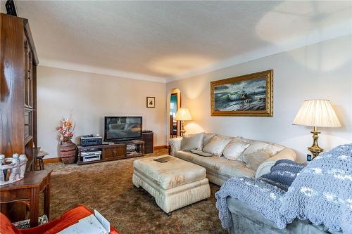 5473 Hillsdale Avenue, Niagara Falls, ON - Indoor Photo Showing Living Room