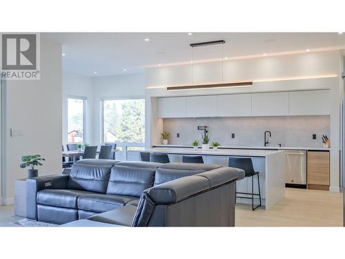 182 Avery Place, Penticton, BC - Indoor Photo Showing Living Room