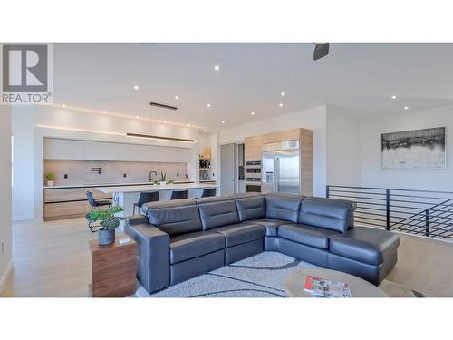 182 Avery Place, Penticton, BC - Indoor Photo Showing Living Room