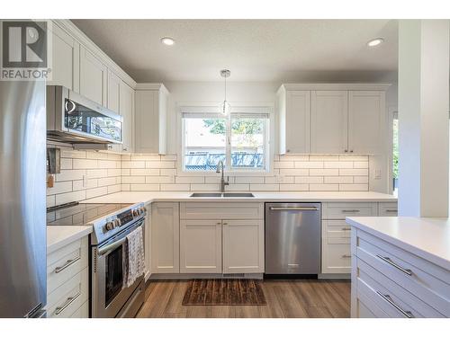 294 Marigold Road, Kelowna, BC - Indoor Photo Showing Kitchen With Stainless Steel Kitchen With Double Sink With Upgraded Kitchen