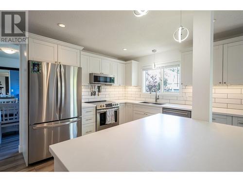 294 Marigold Road, Kelowna, BC - Indoor Photo Showing Kitchen With Stainless Steel Kitchen With Upgraded Kitchen