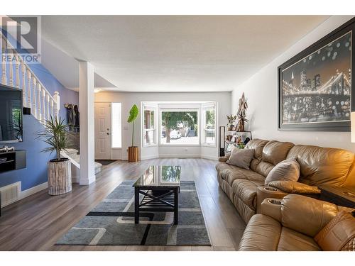 294 Marigold Road, Kelowna, BC - Indoor Photo Showing Living Room