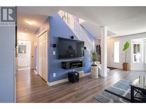 294 Marigold Road, Kelowna, BC - Indoor Photo Showing Living Room