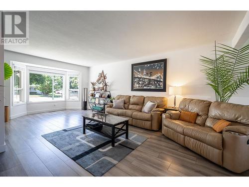 294 Marigold Road, Kelowna, BC - Indoor Photo Showing Living Room