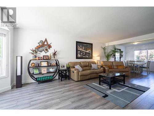 294 Marigold Road, Kelowna, BC - Indoor Photo Showing Living Room