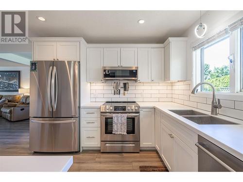 294 Marigold Road, Kelowna, BC - Indoor Photo Showing Kitchen With Stainless Steel Kitchen With Double Sink With Upgraded Kitchen