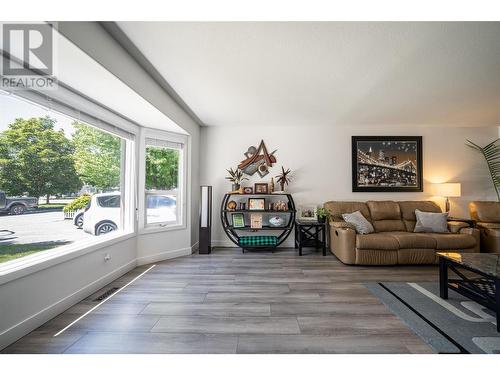 294 Marigold Road, Kelowna, BC - Indoor Photo Showing Living Room