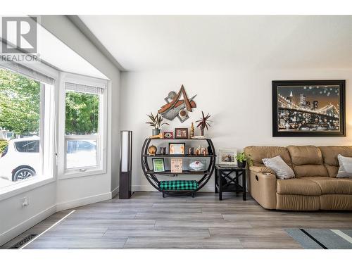 294 Marigold Road, Kelowna, BC - Indoor Photo Showing Living Room