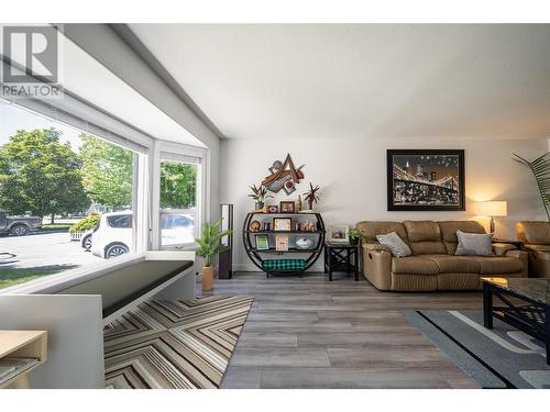 294 Marigold Road, Kelowna, BC - Indoor Photo Showing Living Room