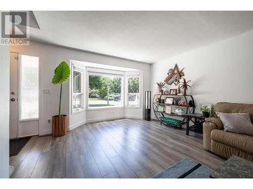 294 Marigold Road, Kelowna, BC - Indoor Photo Showing Living Room