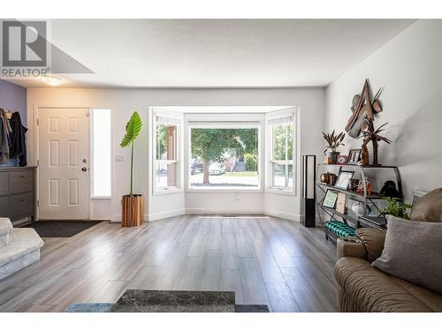 294 Marigold Road, Kelowna, BC - Indoor Photo Showing Living Room