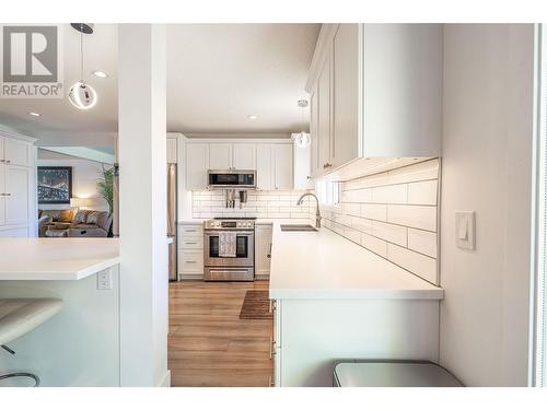 294 Marigold Road, Kelowna, BC - Indoor Photo Showing Kitchen With Upgraded Kitchen