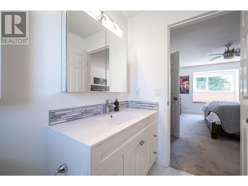 294 Marigold Road, Kelowna, BC - Indoor Photo Showing Bathroom