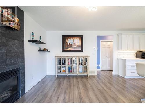 294 Marigold Road, Kelowna, BC - Indoor Photo Showing Living Room With Fireplace