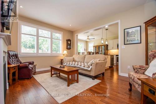 11 Sedona Court, Kawartha Lakes (Bobcaygeon), ON - Indoor Photo Showing Living Room