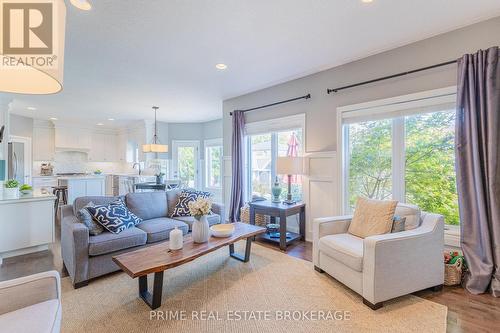 56 Fieldstone Crescent S, Middlesex Centre (Komoka), ON - Indoor Photo Showing Living Room