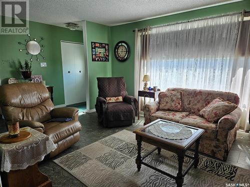 1438 Spadina Street W, Moose Jaw, SK - Indoor Photo Showing Living Room