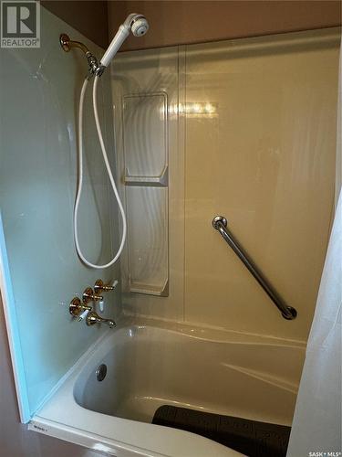 206 2Nd Avenue E, Lampman, SK - Indoor Photo Showing Bathroom