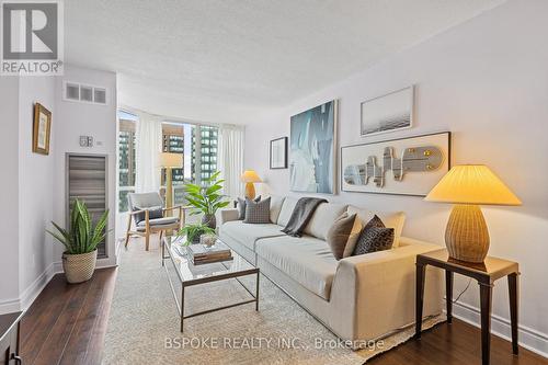 1611 - 115 Hillcrest Avenue, Mississauga (Cooksville), ON - Indoor Photo Showing Living Room