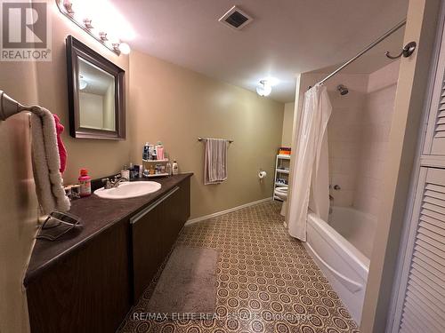 1003 - 185 Ontario Street, Kingston, ON - Indoor Photo Showing Bathroom