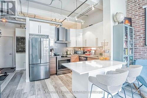 523 - 955 Queen Street W, Toronto (Niagara), ON - Indoor Photo Showing Kitchen With Upgraded Kitchen