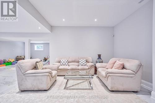 170 Ward Avenue, East Gwillimbury (Sharon), ON - Indoor Photo Showing Living Room