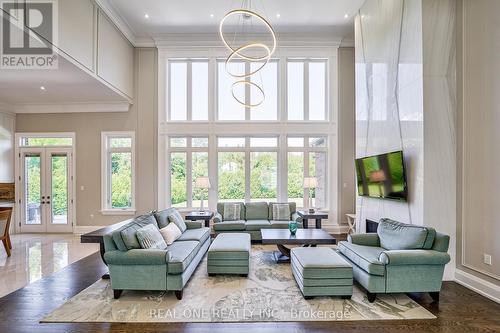 170 Ward Avenue, East Gwillimbury (Sharon), ON - Indoor Photo Showing Living Room