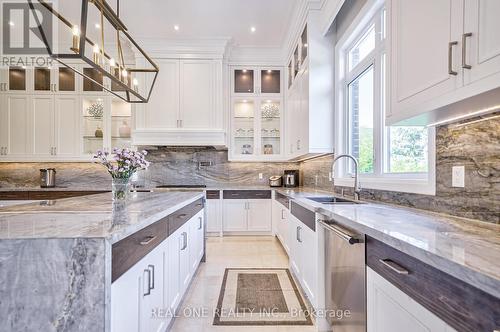 170 Ward Avenue, East Gwillimbury (Sharon), ON - Indoor Photo Showing Kitchen With Upgraded Kitchen