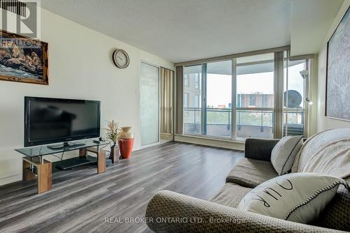 608 - 4727 Sheppard Avenue E, Toronto (Agincourt South-Malvern West), ON - Indoor Photo Showing Living Room