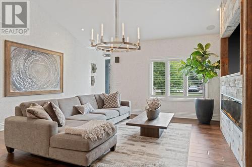 540 Kennedy Drive West, Windsor, ON - Indoor Photo Showing Living Room