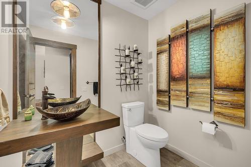 127 Skyland Drive, Kelowna, BC - Indoor Photo Showing Bathroom