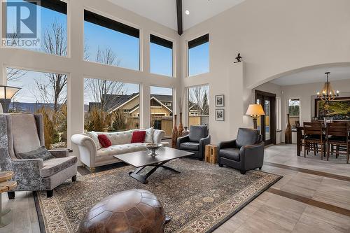 127 Skyland Drive, Kelowna, BC - Indoor Photo Showing Living Room