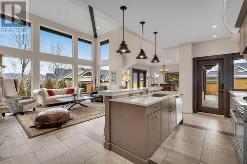 127 Skyland Drive, Kelowna, BC - Indoor Photo Showing Kitchen