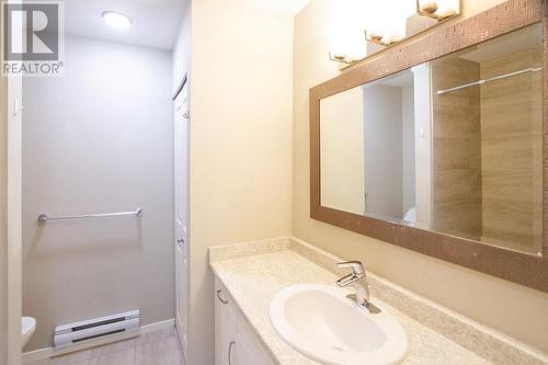 675 Christleton Avenue, Kelowna, BC - Indoor Photo Showing Bathroom