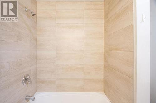 675 Christleton Avenue, Kelowna, BC - Indoor Photo Showing Bathroom