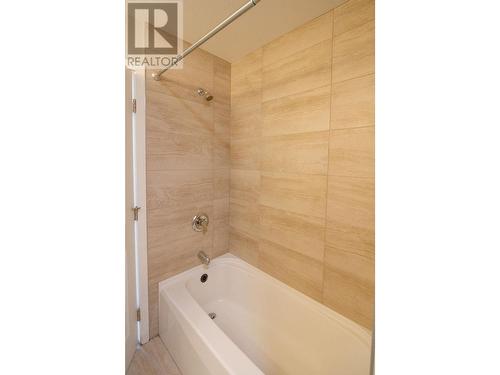 675 Christleton Avenue, Kelowna, BC - Indoor Photo Showing Bathroom