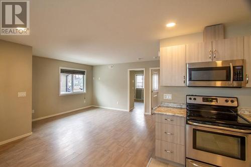 675 Christleton Avenue, Kelowna, BC - Indoor Photo Showing Kitchen