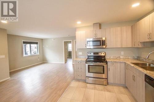 675 Christleton Avenue, Kelowna, BC - Indoor Photo Showing Kitchen With Double Sink