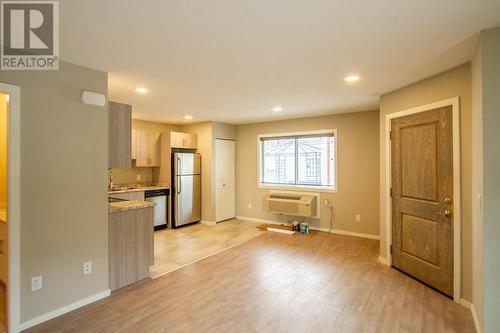 675 Christleton Avenue, Kelowna, BC - Indoor Photo Showing Kitchen