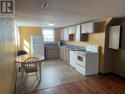 675 Christleton Avenue, Kelowna, BC - Indoor Photo Showing Kitchen