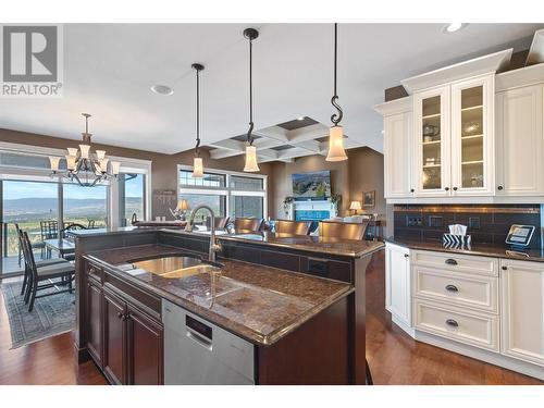 1014 Hewetson Avenue, Kelowna, BC - Indoor Photo Showing Kitchen