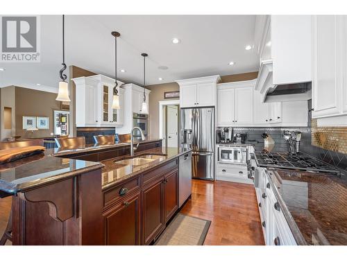 1014 Hewetson Avenue, Kelowna, BC - Indoor Photo Showing Kitchen With Double Sink With Upgraded Kitchen